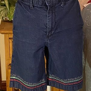 Gap size 32 doggy stitched blue jean shorts